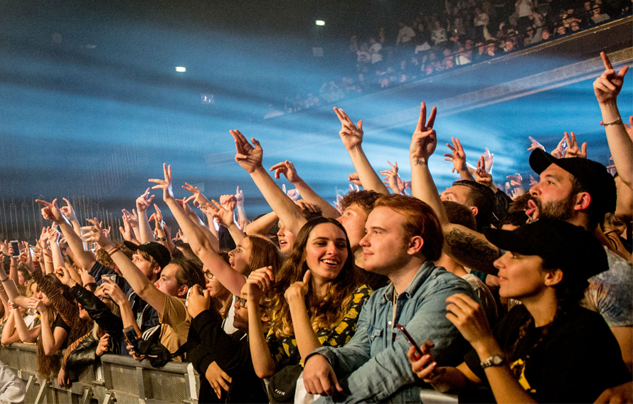 Live music crowd